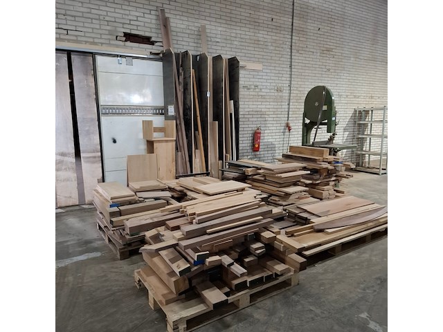 Partij divers hout restmateriaal - afbeelding 1 van  16