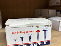 Partij divers ijzerwaar o.a. fischer, macnails - afbeelding 2 van  44