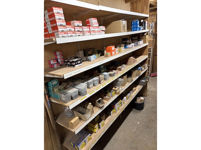 Partij divers ijzerwaar o.a. fischer, macnails - afbeelding 1 van  44