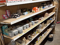 Partij divers ijzerwaar o.a. fischer, macnails - afbeelding 1 van  44