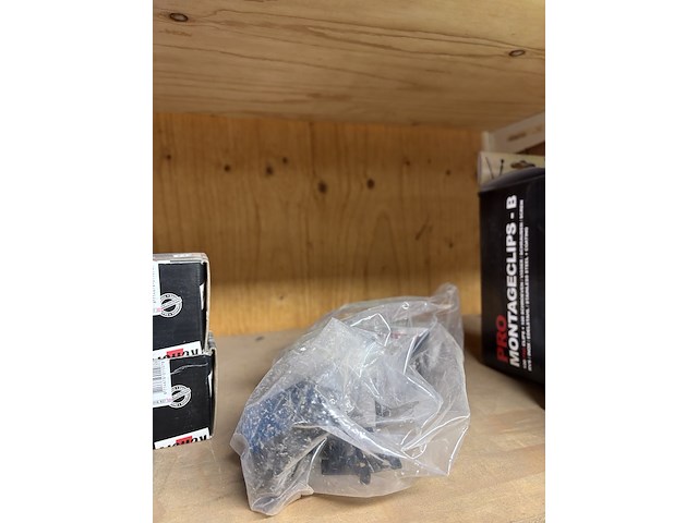 Partij divers ijzerwaar o.a. fischer, macnails - afbeelding 42 van  44