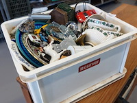 Partij divers in kunststof curverbox - afbeelding 2 van  5