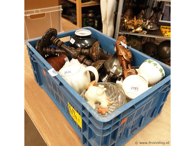 Partij divers in plastic krat - afbeelding 1 van  5