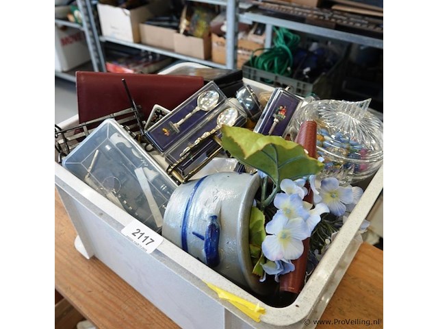 Partij divers in plastic krat - afbeelding 1 van  5