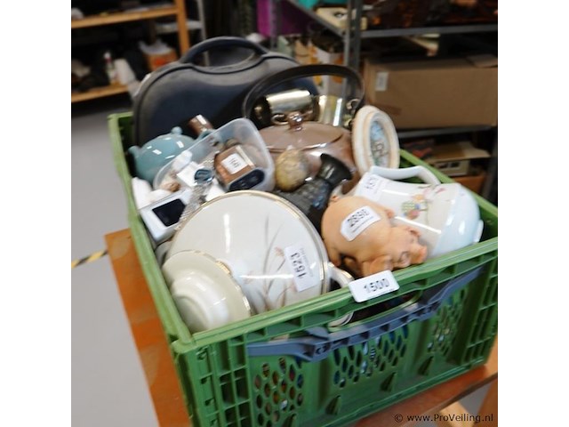 Partij divers in plastic krat - afbeelding 1 van  5