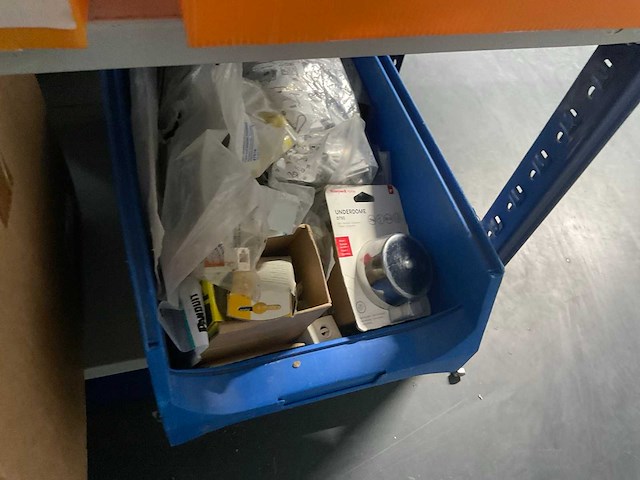 Partij divers installatie- en bevestigingsmateriaal - afbeelding 2 van  10