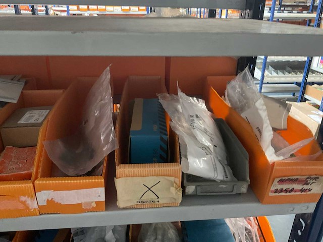 Partij divers installatie- en bevestigingsmateriaal - afbeelding 4 van  10