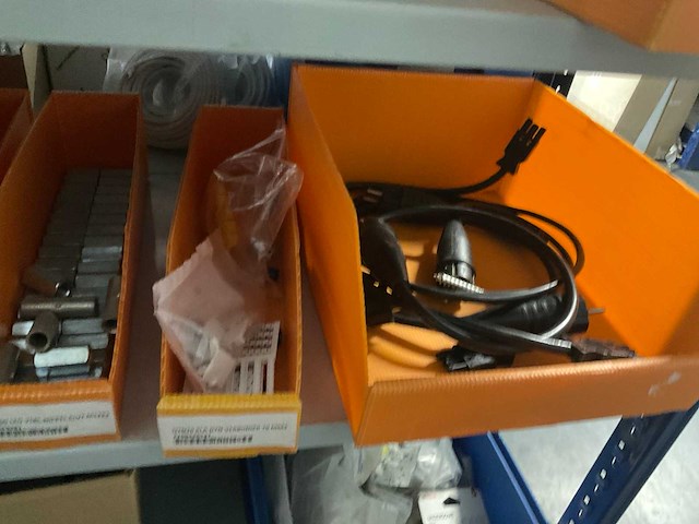 Partij divers installatie- en bevestigingsmateriaal - afbeelding 9 van  10