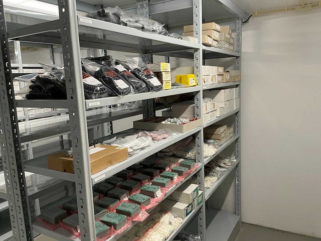 Partij divers installatie materiaal - afbeelding 1 van  24