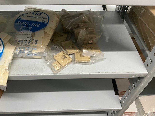 Partij divers installatiemateriaal (172x) - afbeelding 13 van  21