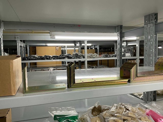 Partij divers installatiemateriaal (172x) - afbeelding 17 van  21