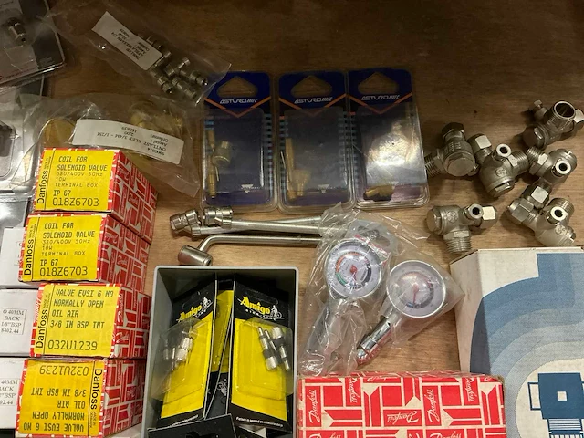 Partij divers installatiemateriaal (73x) - afbeelding 5 van  10