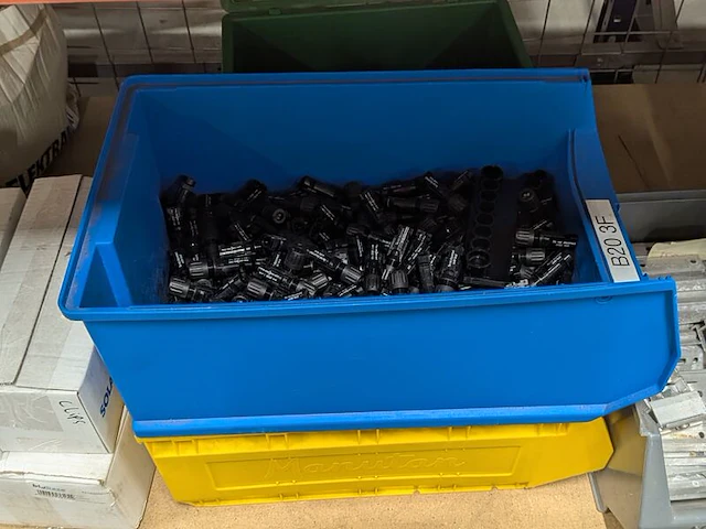 Partij divers installatiemateriaal en onderdelen - afbeelding 9 van  21
