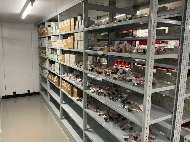 Partij divers installatiemateriaal - afbeelding 1 van  78