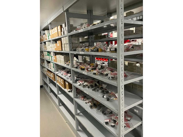 Partij divers installatiemateriaal - afbeelding 12 van  78