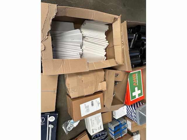Partij divers installatiemateriaal - afbeelding 9 van  15