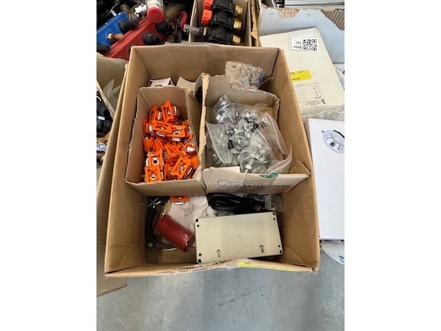 Partij divers installatiemateriaal - afbeelding 2 van  16