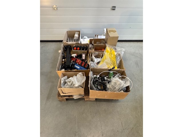 Partij divers installatiemateriaal - afbeelding 1 van  16
