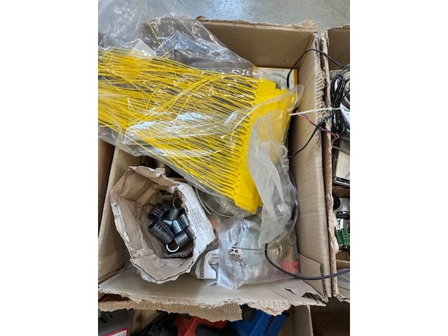 Partij divers installatiemateriaal - afbeelding 12 van  16