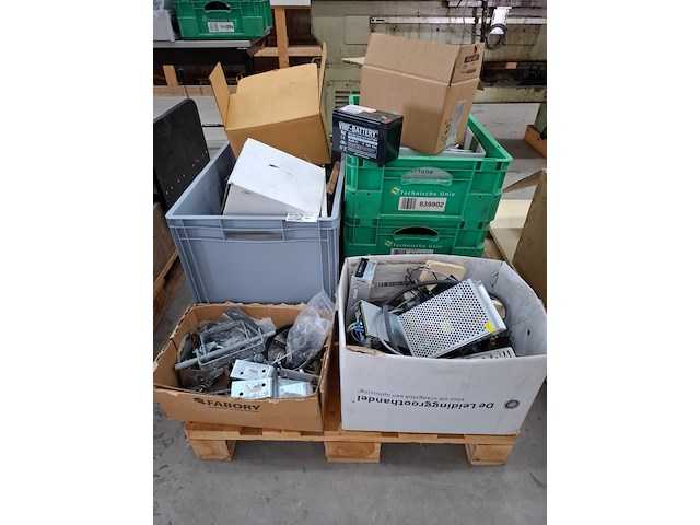 Partij divers installatiemateriaal - afbeelding 1 van  18