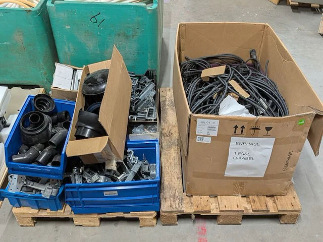 Partij divers installatiemateriaal - afbeelding 1 van  13