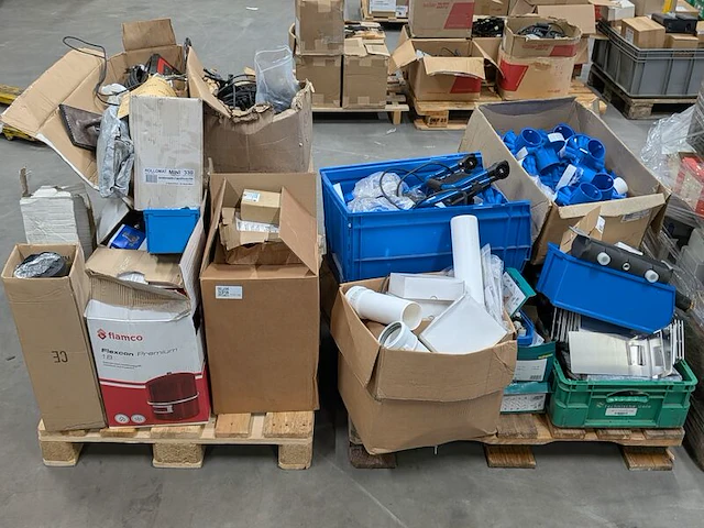 Partij divers installatiemateriaal - afbeelding 1 van  12