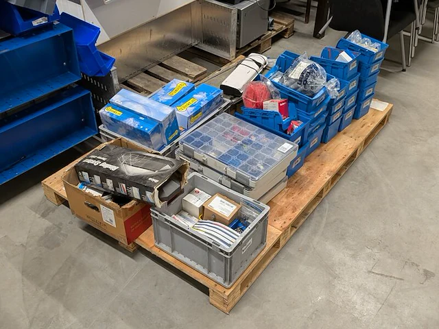 Partij divers kantoor- en installatiemateriaal - afbeelding 1 van  16