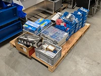 Partij divers kantoor- en installatiemateriaal