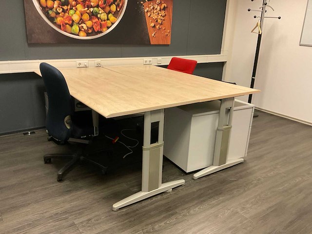 Partij divers kantoormeubilair - afbeelding 1 van  8