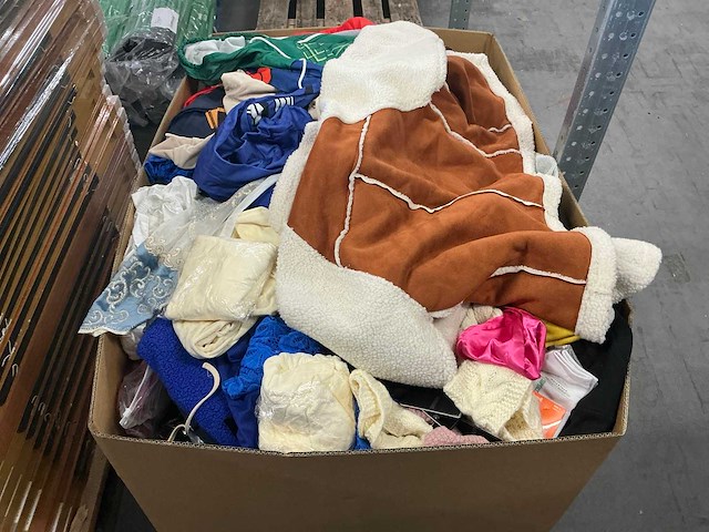 Partij divers kleding/sokken/haarbanden/etc - afbeelding 1 van  7