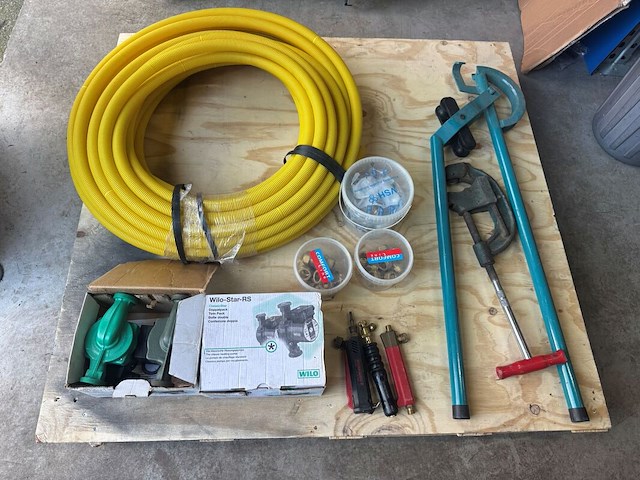 Partij divers loodgieters gereedschap / installatiemateriaal - afbeelding 1 van  32