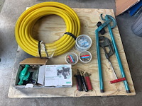 Partij divers loodgieters gereedschap / installatiemateriaal - afbeelding 1 van  32