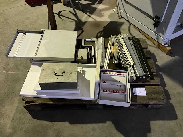 Partij divers materiaal - afbeelding 1 van  5