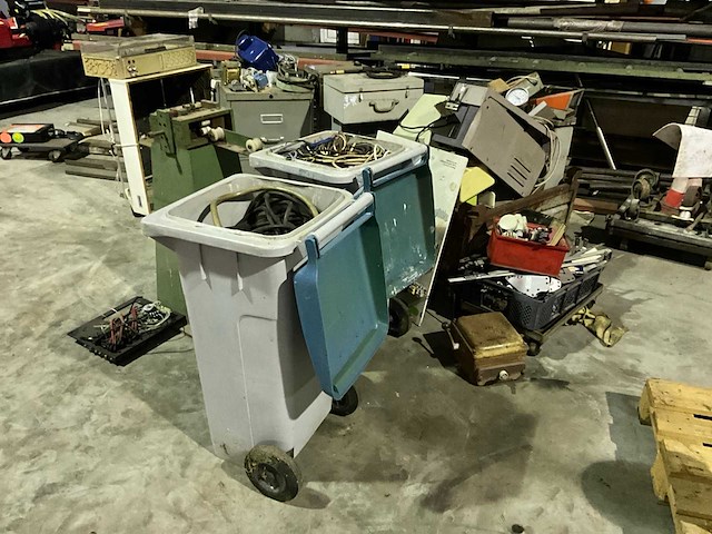 Partij divers materiaal - afbeelding 1 van  11