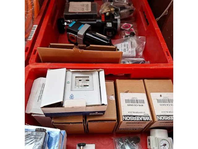 Partij divers pneumatische onderdelen en toebehoren o.a. festo, wilkerson, giss - afbeelding 2 van  29