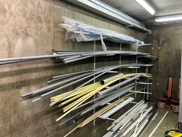 Partij divers pvc, kabel, aluminium en restmateriaal - afbeelding 1 van  14