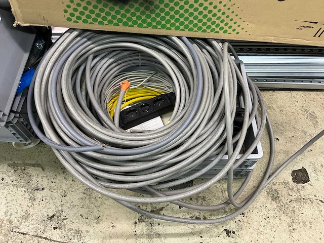 Partij divers pvc, kabel, aluminium en restmateriaal - afbeelding 13 van  14