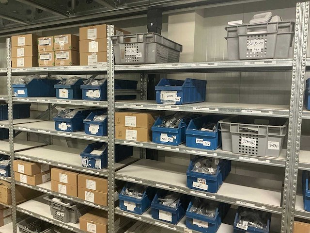Partij divers raam- en deurbeslag - afbeelding 1 van  28