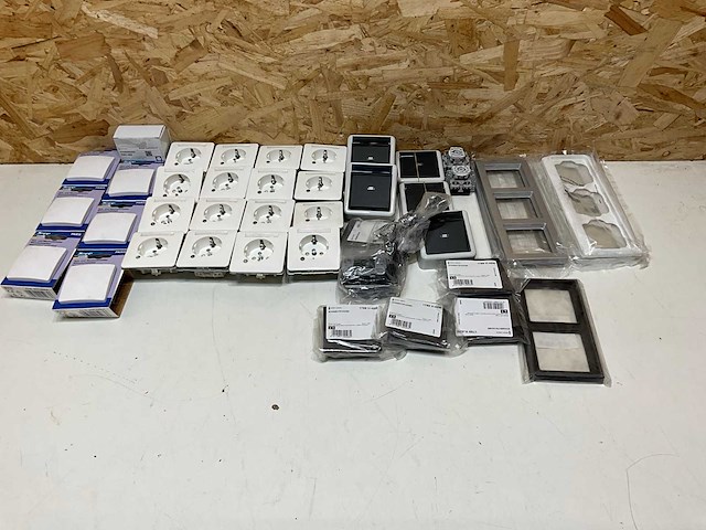 Partij divers schakelmateriaal - afbeelding 1 van  7