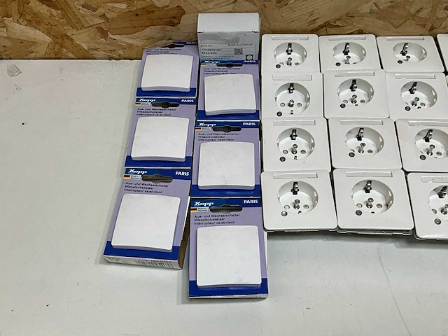 Partij divers schakelmateriaal - afbeelding 2 van  7