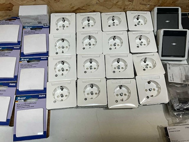 Partij divers schakelmateriaal - afbeelding 4 van  7