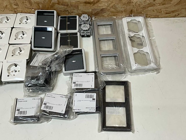 Partij divers schakelmateriaal - afbeelding 6 van  7