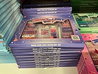 Partij divers sequin art/make your own jewellery set/barbie make-up brushes/etc (142x) - afbeelding 12 van  14