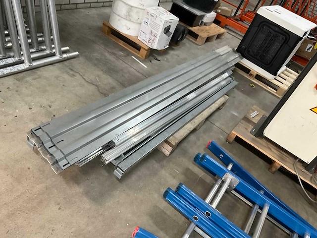 Partij divers solar montagemateriaal - afbeelding 1 van  3