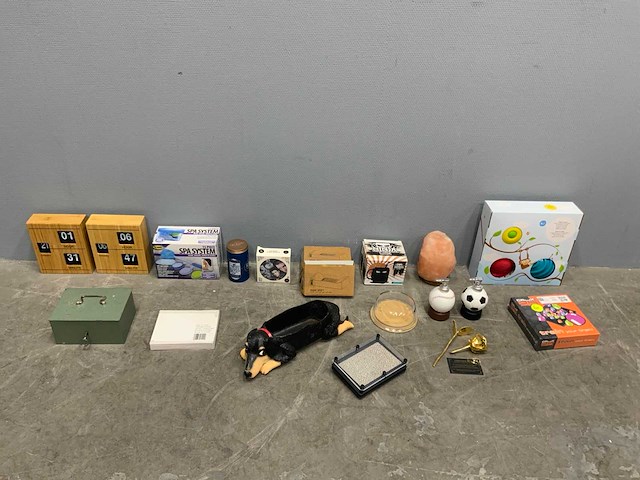 Partij divers speelgoed en decoratie - afbeelding 1 van  16