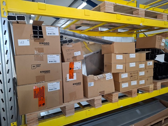 Partij divers zonnepaneel bevestigingsmateriaal esdec - afbeelding 1 van  9