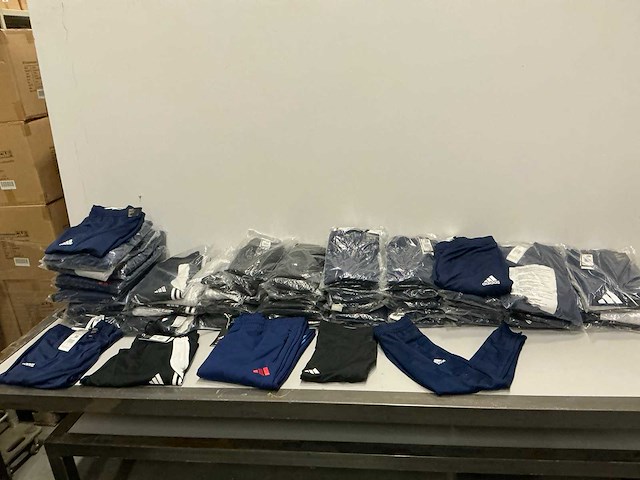 Partij diverse adidas broeken (124x) - afbeelding 1 van  14