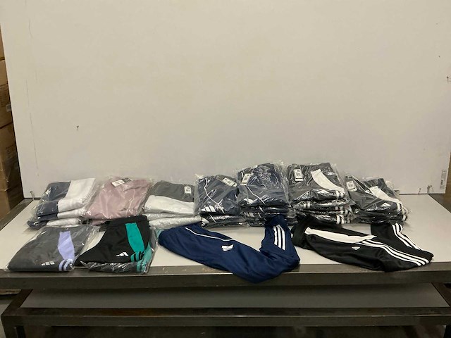 Partij diverse adidas broeken (45x) - afbeelding 1 van  12