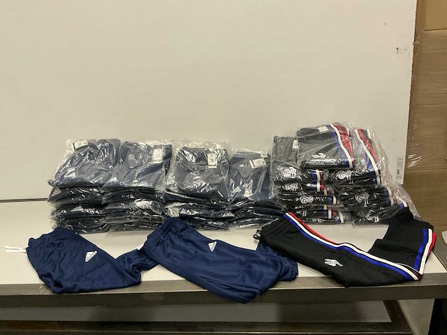 Partij diverse adidas broeken (64x) - afbeelding 1 van  9