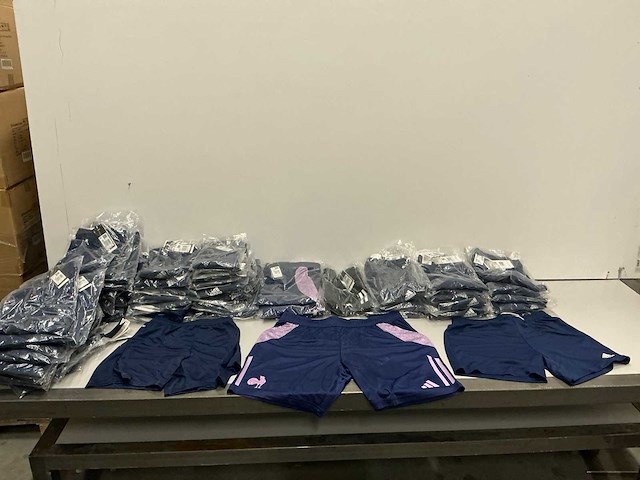Partij diverse adidas shorts (100x) - afbeelding 1 van  12